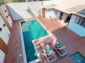 Casa com piscina em frente à Praia do Santinho